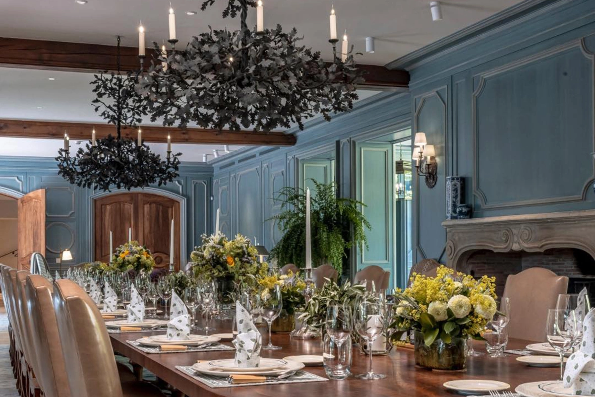 К интерьеру шато приложил руку дизайнер Майкл Смит. Он «идеально сочетал европейский стиль с американским очарованием»