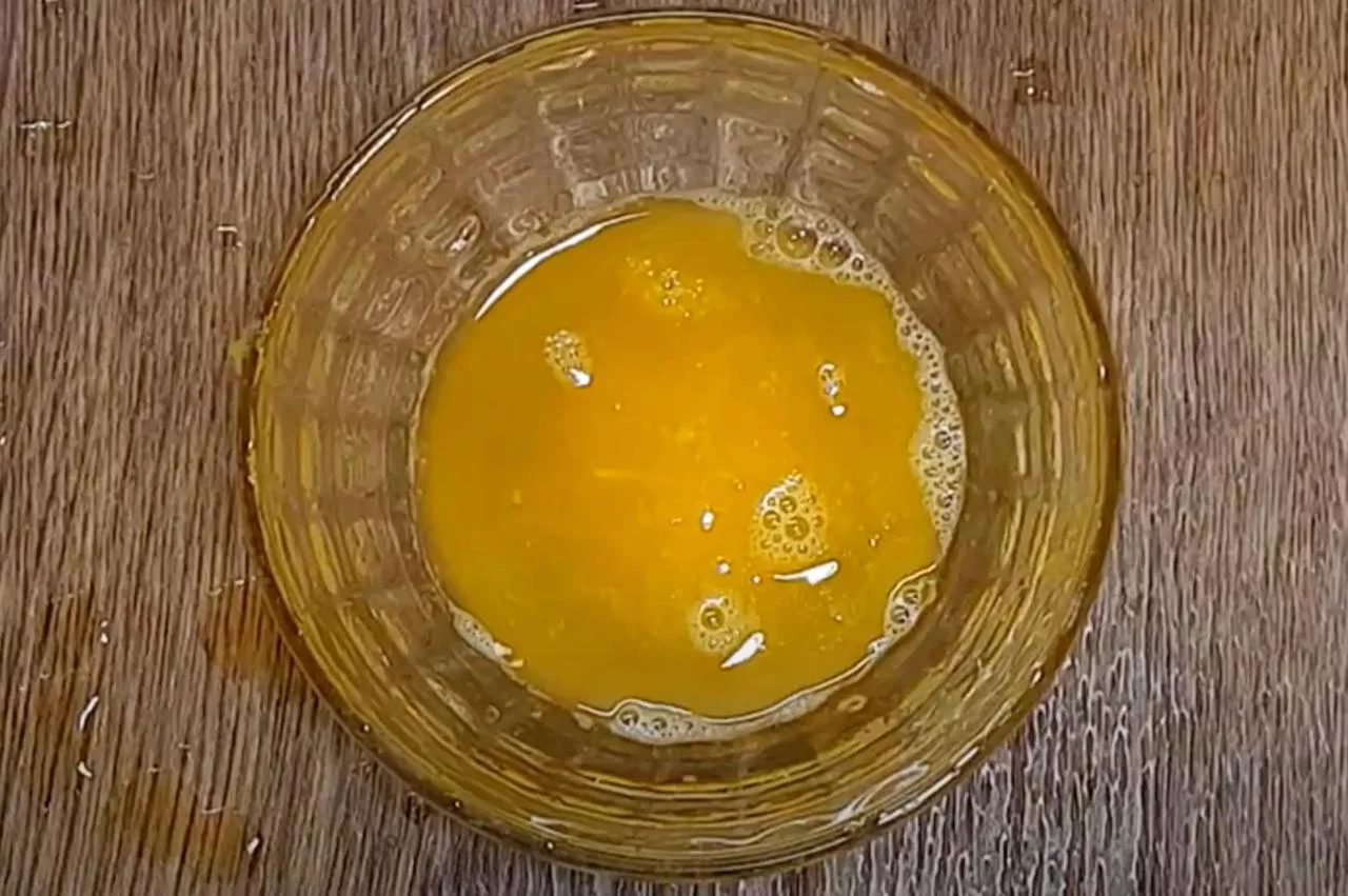 Взбейте яйцо с сахаром