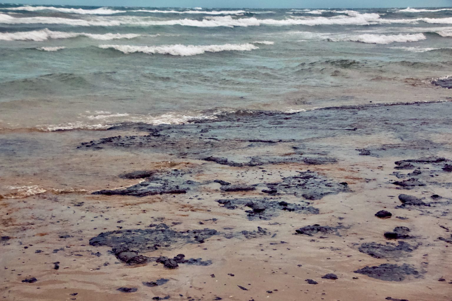 Мазут на берегу Анапы

