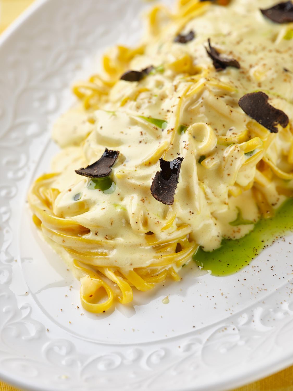 Тальолини с шафраном и трюфелем в сырной голове в &laquo;Сорренто&raquo;
