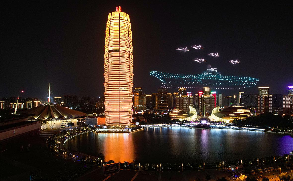 Шоу дронов в честь Дня армии Китая