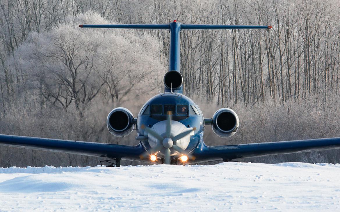 На Камчатке самолет вернулся в аэропорт из-за треснувшего лобового стекла