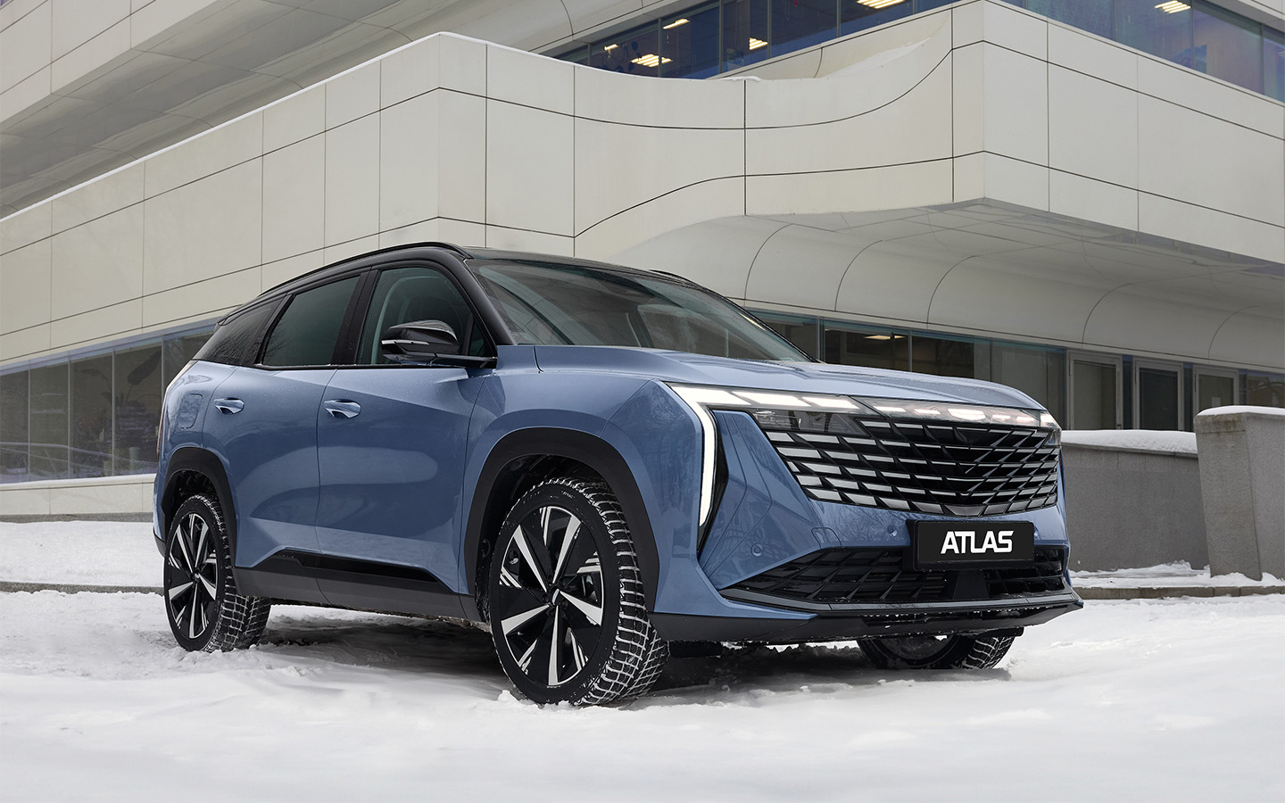 Geely Atlas. Доступен в переднеприводной версии 1.5 (147 л.с.) с РКП7 и полноприводной 2.0 (200 л.с.) с АКП8. Диапазон цен: 3 449 990&ndash;4 080 990 руб.