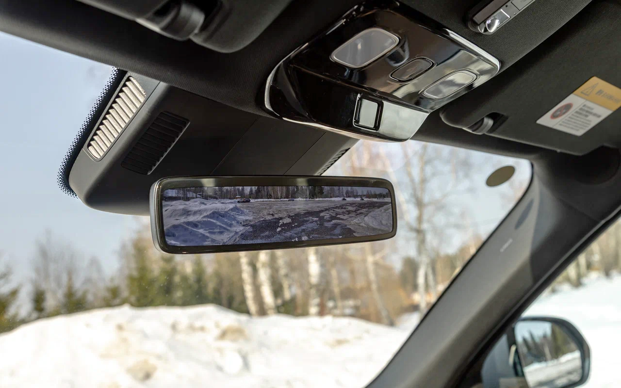 С обновлением&nbsp;Lixiang L9 получил новое салонное&nbsp;зеркало с возможностью вывода на него изображения с задней камеры. Картинка регулируется по высоте и по масштабу