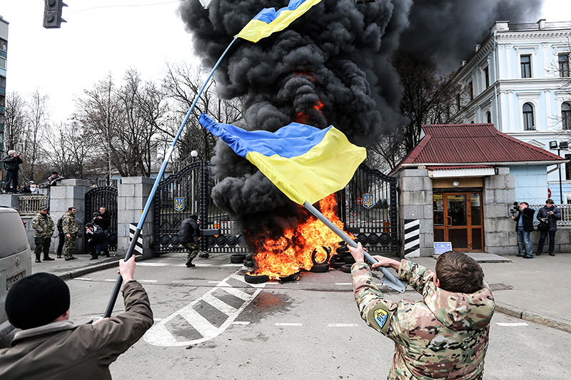 Участники акции протеста бойцов батальона «Айдар» и их сторонников жгут автомобильные покрышки у здания Министерства обороны Украины в Киеве
