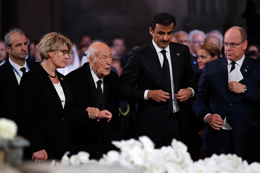 Справа налево: князь Монако Альбер, эмир Катара шейх Тамим бин Хамад Аль-Тани и экс-президент Франции Валери Жискар д&#39;Эстен​

