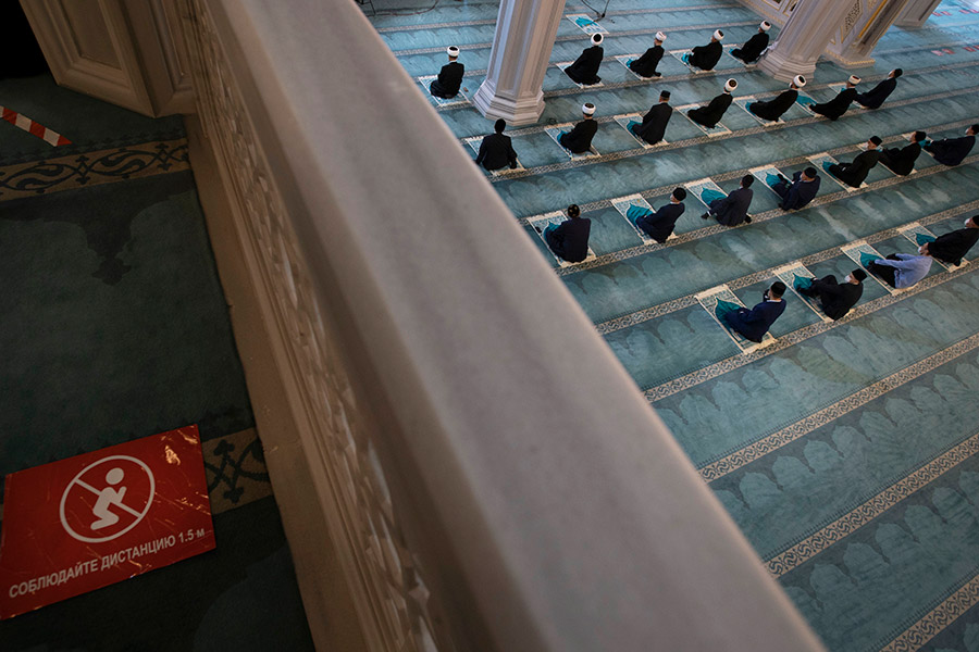 Праздничный намаз в стенах Московской соборной мечети прошел с участием имамов, муэдзинов и ее сотрудников