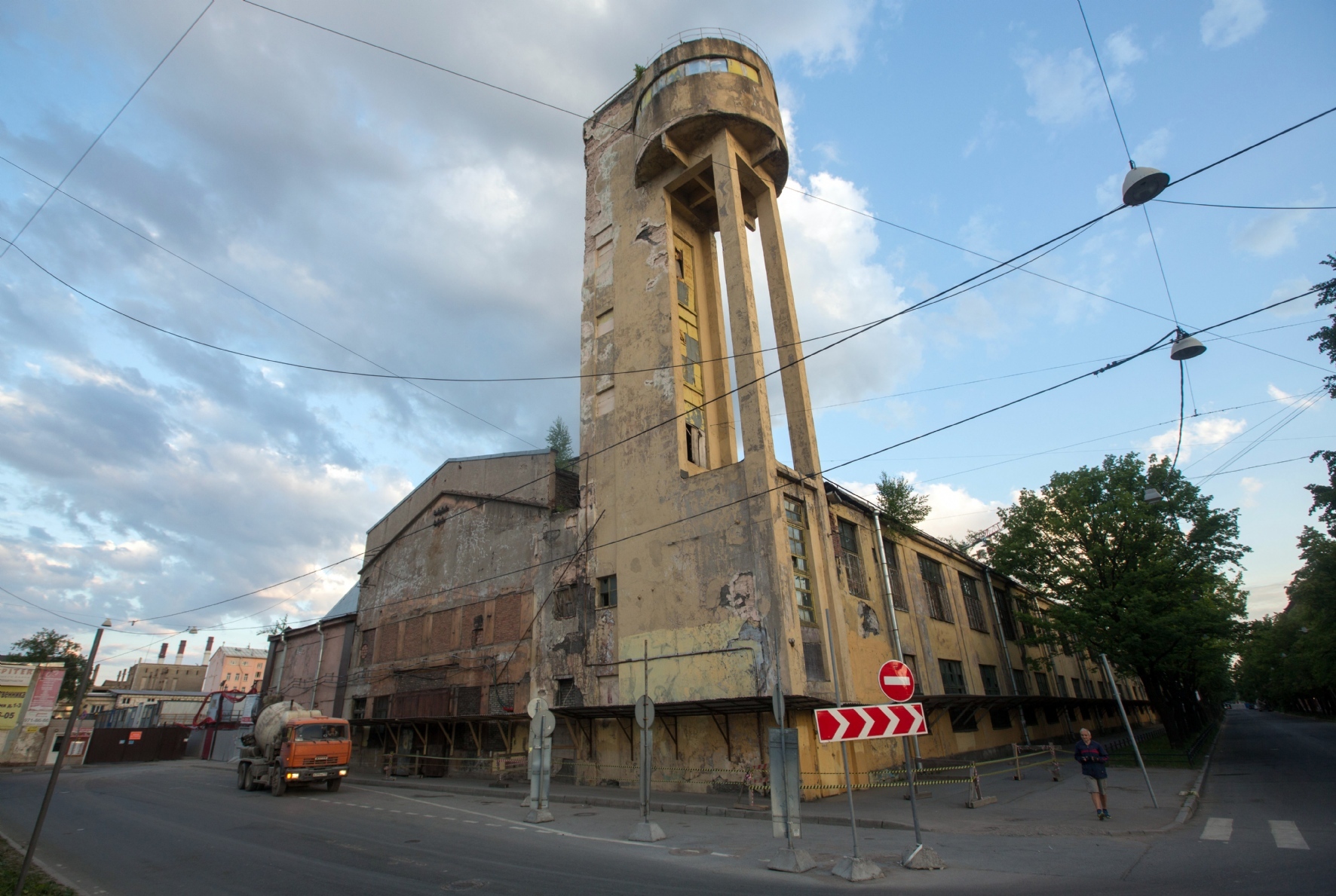 Памятник архитектуры водонапорная башня канатного цеха бывшего завода `Красный Гвоздильщик`