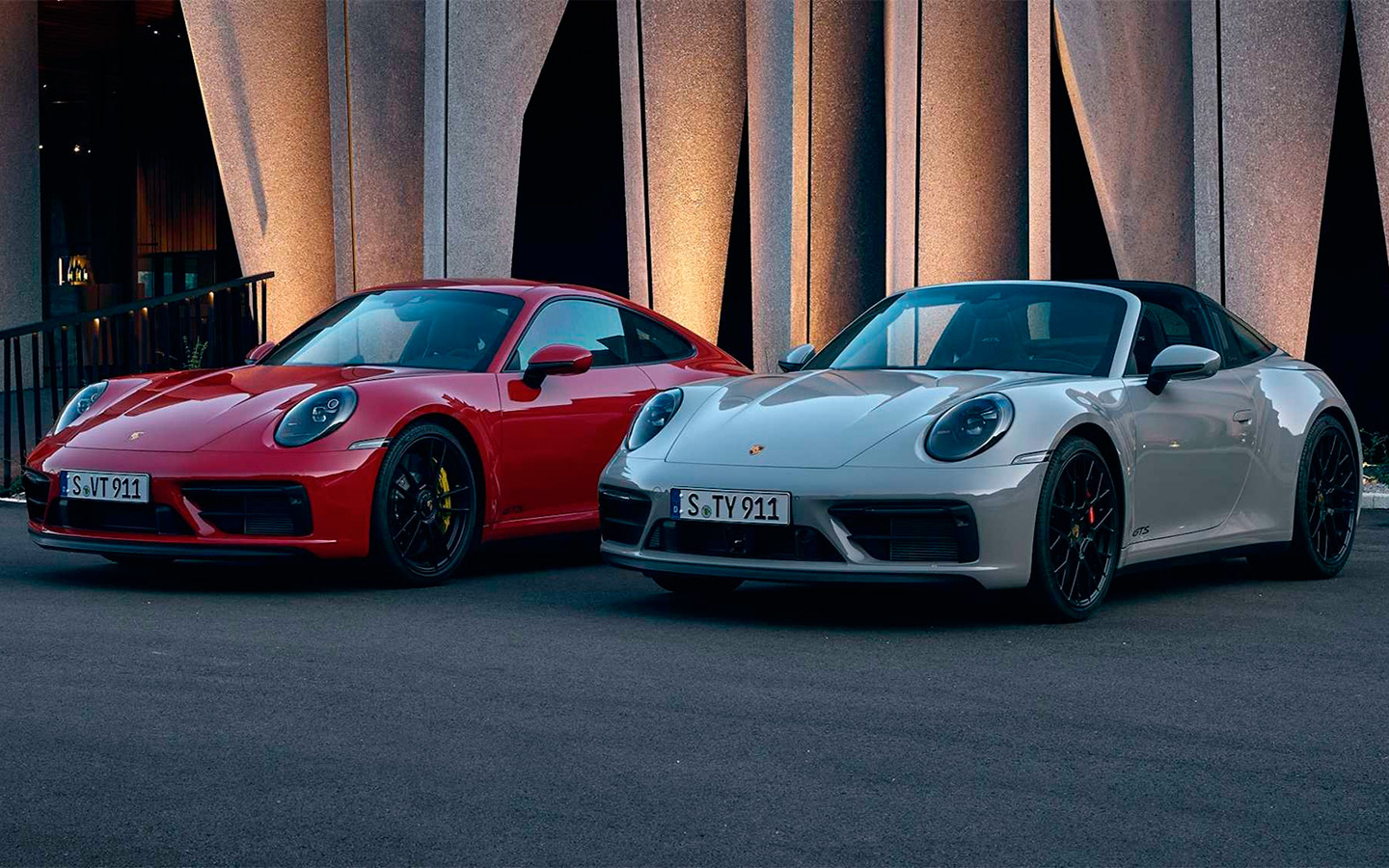 Porsche 911 GTS

Самой быстрой премьерой июля&nbsp;стал спорткар Porsche 911 GTS. Новинка, цены на которую стартуют от 11&nbsp;480&nbsp;000 рублей, доступна в кузовах купе, кабриолет и тарга. Мощный 911 комплектуется 3,0-литровым рядным шестицилиндровым оппозитным двигателем с двумя турбинами, развивающим 480 л.с. и 570 Нм крутящего момента.