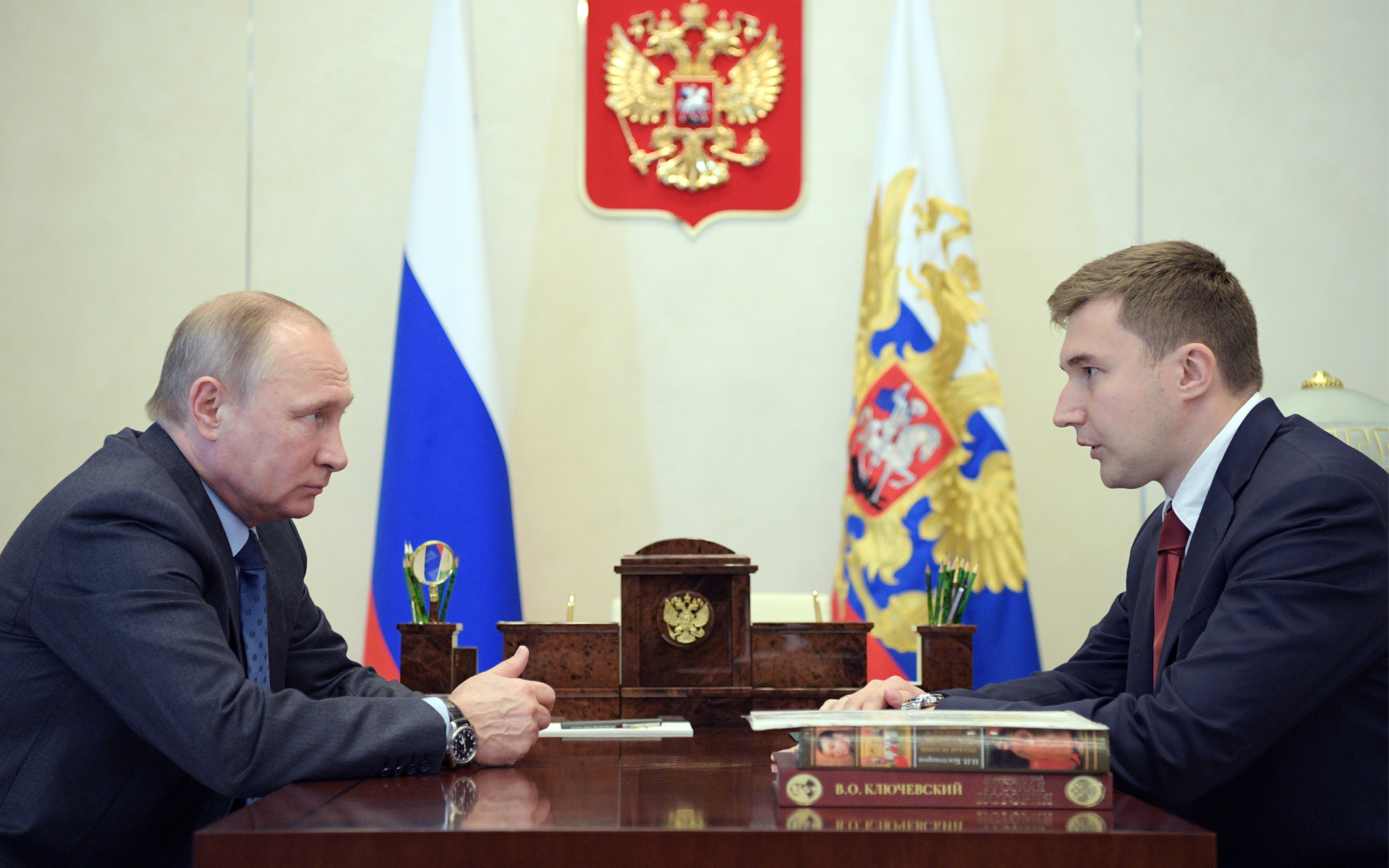 Президент России Владимир Путин и шахматист Сергей Карякин (справа)