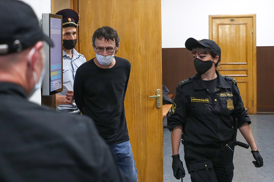 Еще один фигурант дела Фургала, инспектор службы безопасности аэропорта Менделеево в Южно-Курильске Марат Кадыров, в Басманном суде после рассмотрения ходатайства о продлении ареста 15 июля 2020 года.