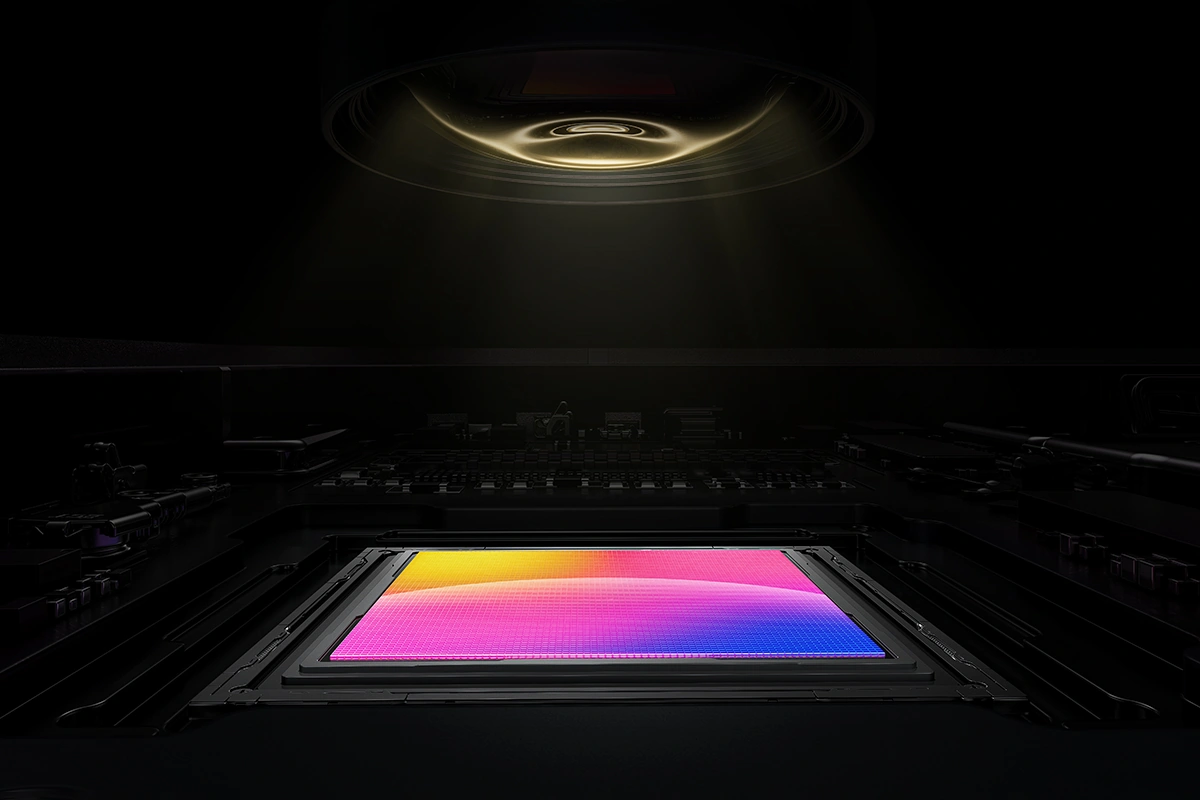 POCO F9 Pro оснащена телефотокамерой 50 Мп 2.5x с OIS и плавающей линзой, способной фокусироваться с расстояния всего 10 см, легко переключаясь от супермакроснимков к удаленным пейзажам