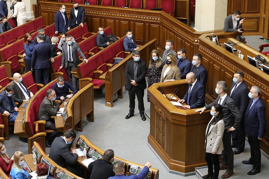 Депутат Рустем Умеров&nbsp;на трибуне Верховной рады, 2020 год