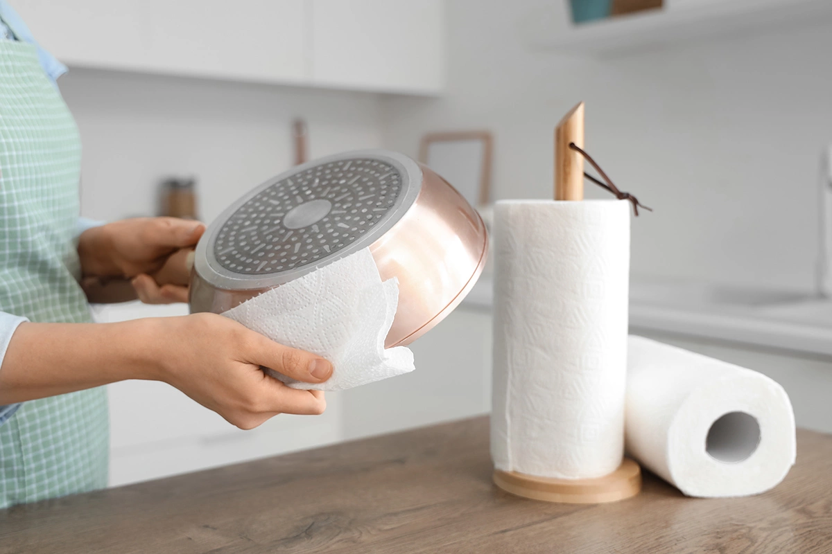 Тщательно промойте посуду теплой водой, убедившись, что все моющее средство удалено