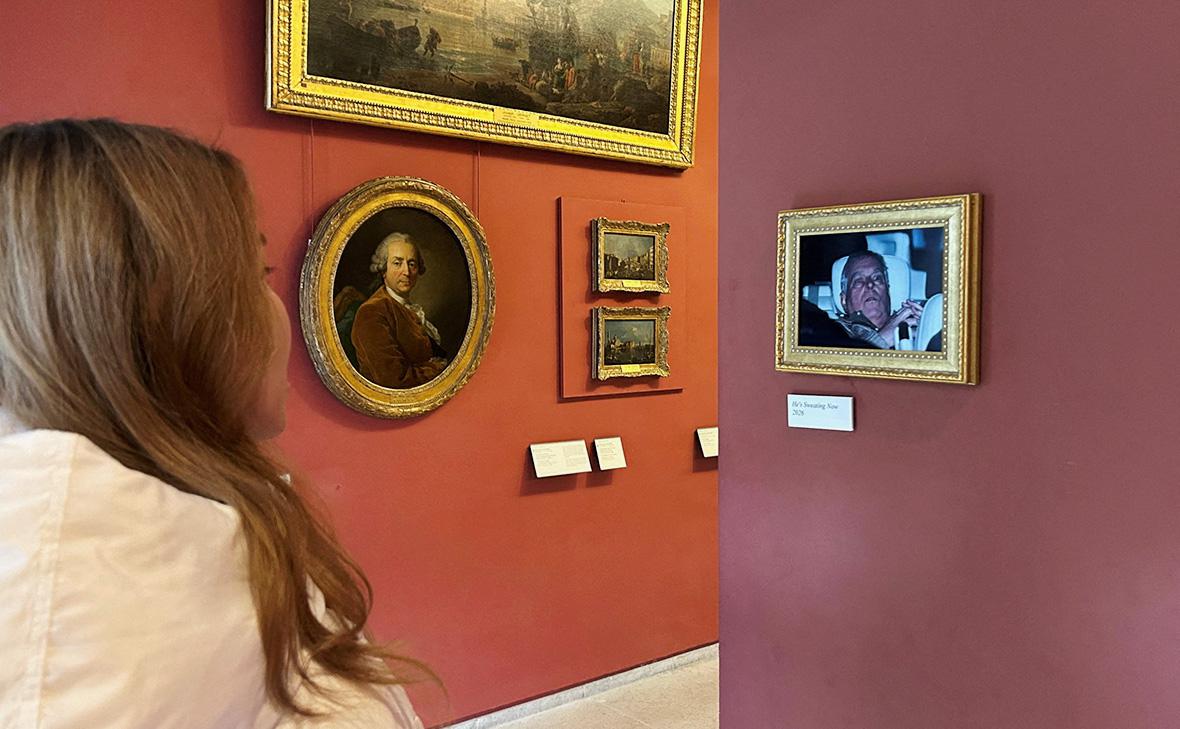 Фотография Эндрю Маунтбеттен-Виндзора (бывший принц Эндрю) в Лувре (Париж, Франция)