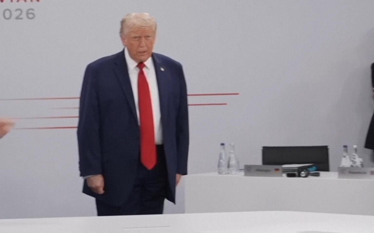 Трамп с опозданием пришел на саммит G7, заявив: «Я здесь босс»