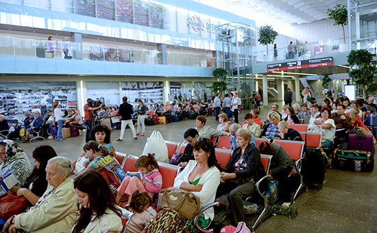 Пассажиры в зале ожидания Ленинградского вокзала Москвы. Архивное фото