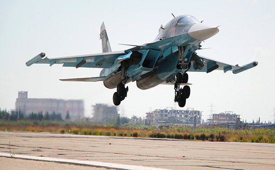 Российский истребитель-бомбардировщик Су-34 в&nbsp;аэропорту Латакии в&nbsp;Сирии