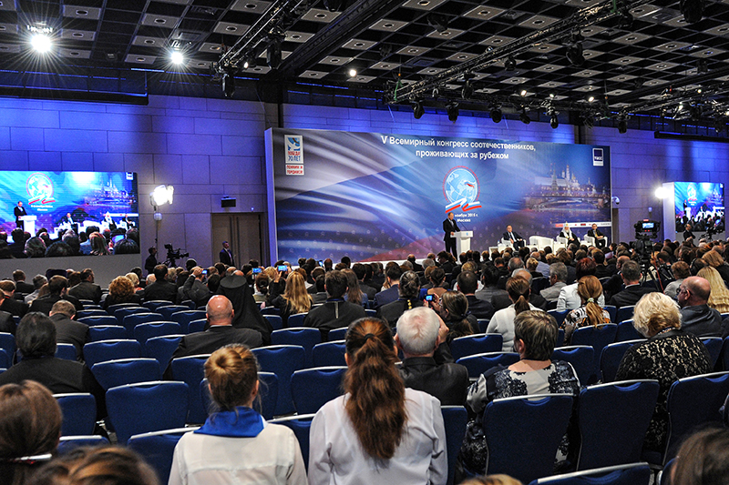 Президент России Владимир Путин выступает на пленарном заседании V Всемирного конгресса соотечественников в здании Центра международной торговли (ЦМТ) в Москве