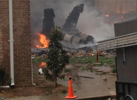 В США военный самолет упал на жилой дом