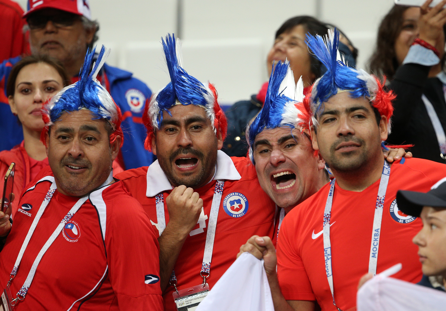 Чилийские фанаты выкрасили волосы в цвета национального флага


