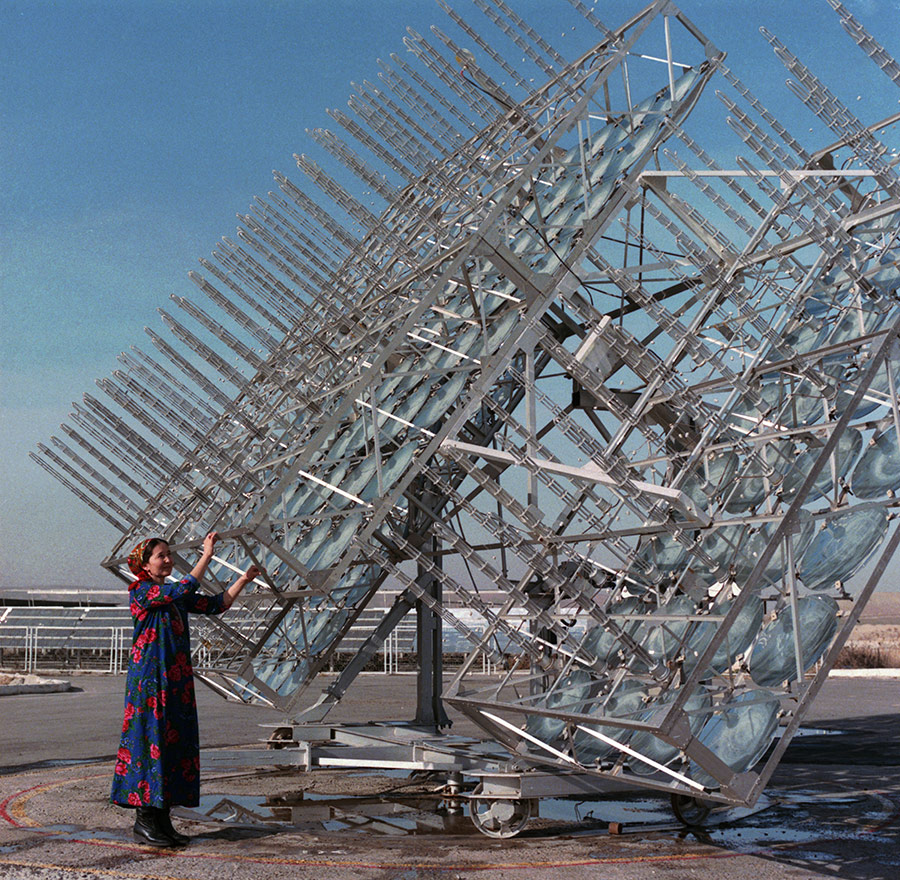 Заказчик: Всесоюзный институт электрификации сельского хозяйства ВИЭСХ

1986 год. Пуск в эксплуатацию солнечной фотоэлектрической станции мощностью 10 кВт в поселке&nbsp;Бикрова в Туркменистане. В настоящее время в поселке Бикрова под Ашхабадом продолжается развитие экспериментального ветро-солнечного комплекса предназначенного для электроводообеспечения.
