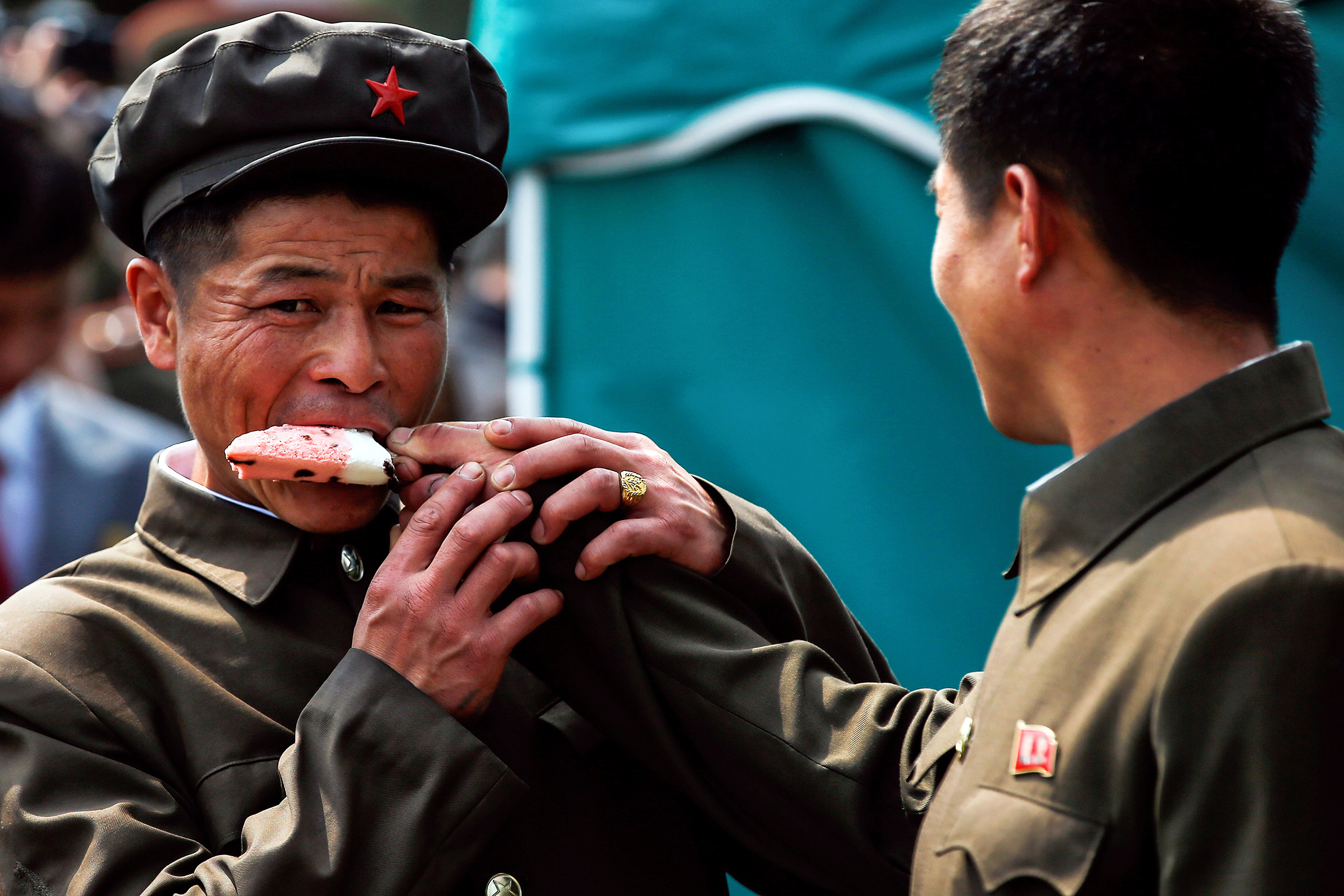 Апрель 2017 года. Мужчина делится мороженым с сослуживцем в Пхеньяне, КНДР
&nbsp;
