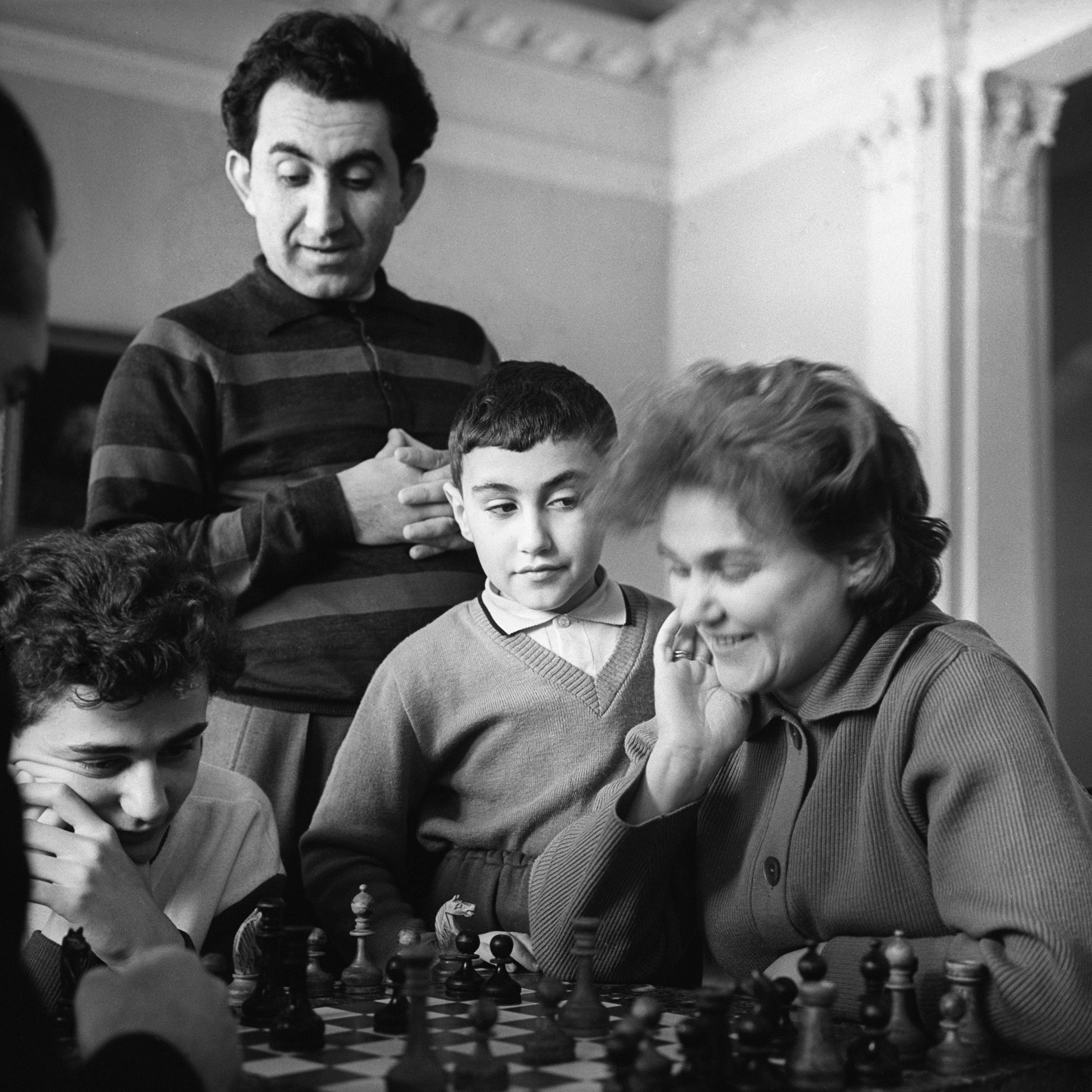 Чемпион мира по шахматам Тигран Петросян с сыном Вартаном следит за игрой своей&nbsp;супруги Лоры. Июль 1966 года

