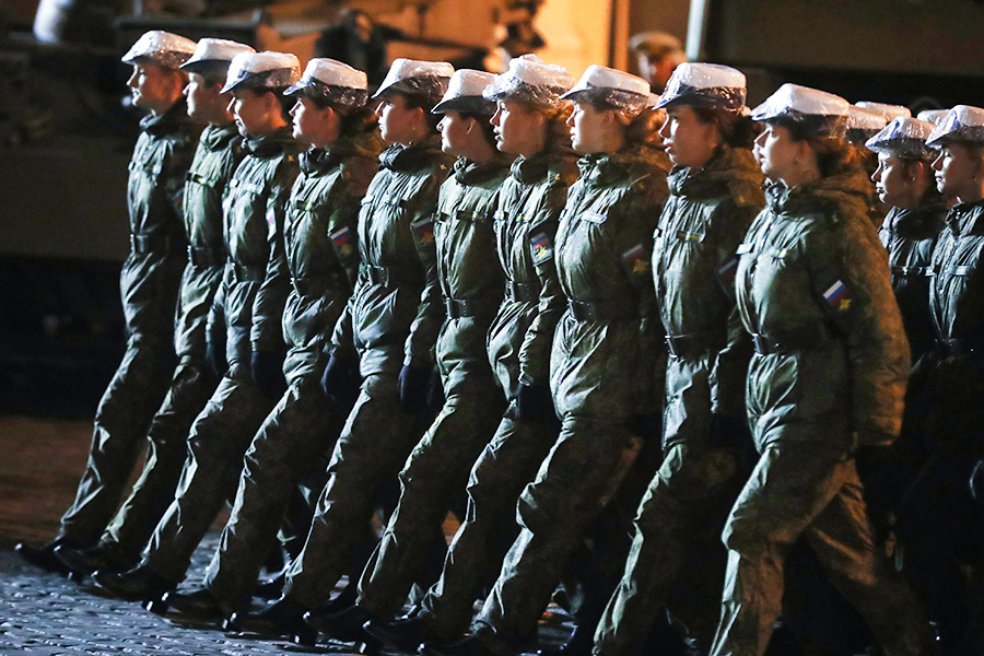 В департаменте информации и массовых коммуникаций Министерства обороны обещали, что в параде примет участие&nbsp;сборный женский батальон нескольких военных вузов