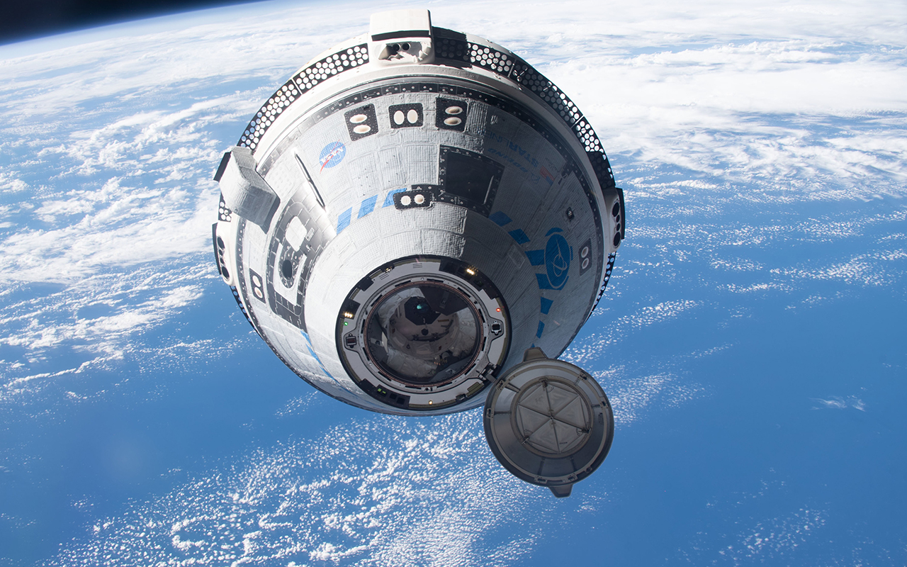 <p>Космический корабль Boeing CST-100 Starliner с экипажем приближается к Международной космической станции в рамках миссии Orbital Flight Test-2</p>