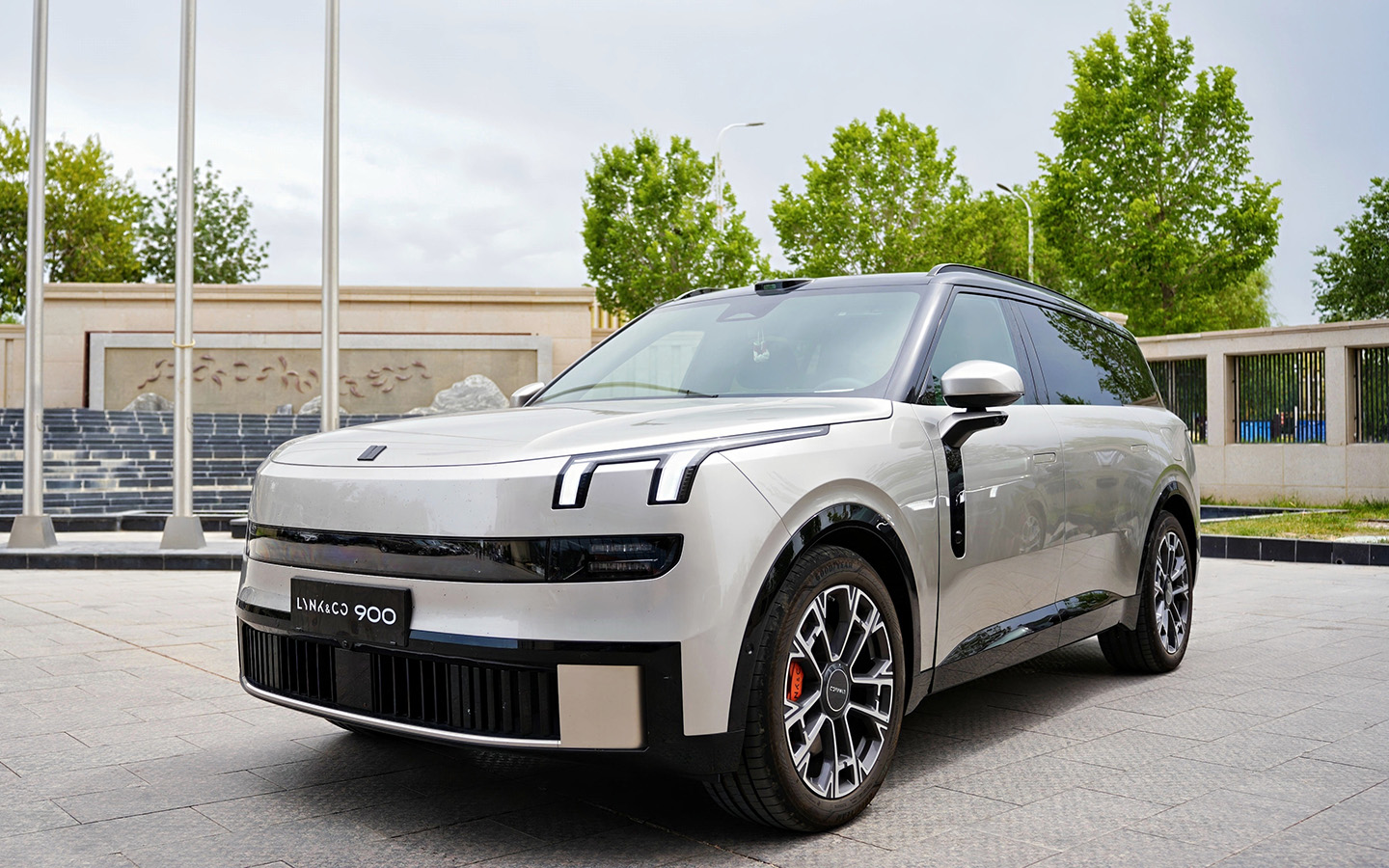Lynk & Co 900