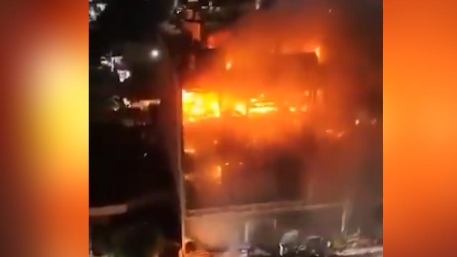 Более 50 человек погибли при пожаре в ТЦ в Ираке. Видео