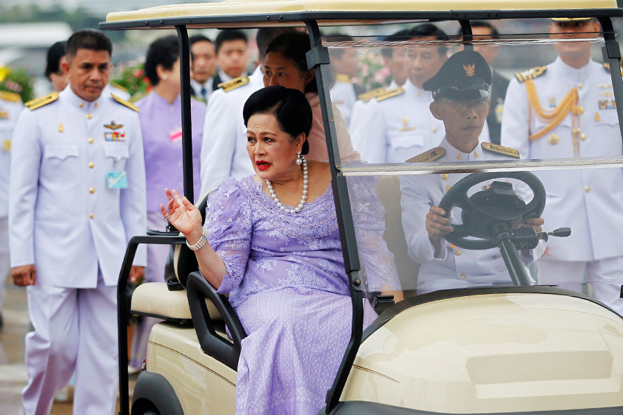 Королева Сирикит следует за королём Таиланда Пхумипоном Адульядетом, который прибыл, чтобы возглавить церемонию открытия памятника королю Раме VIII в Бангкоке, 9 июня 2012 г.