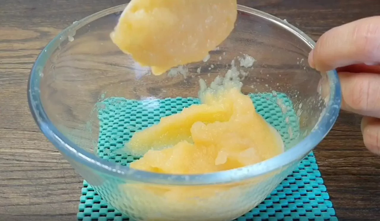 Измельчите яблоко блендером