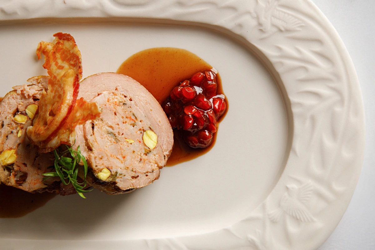 Баллотин из индейки с фисташками и клюквенным соусом
