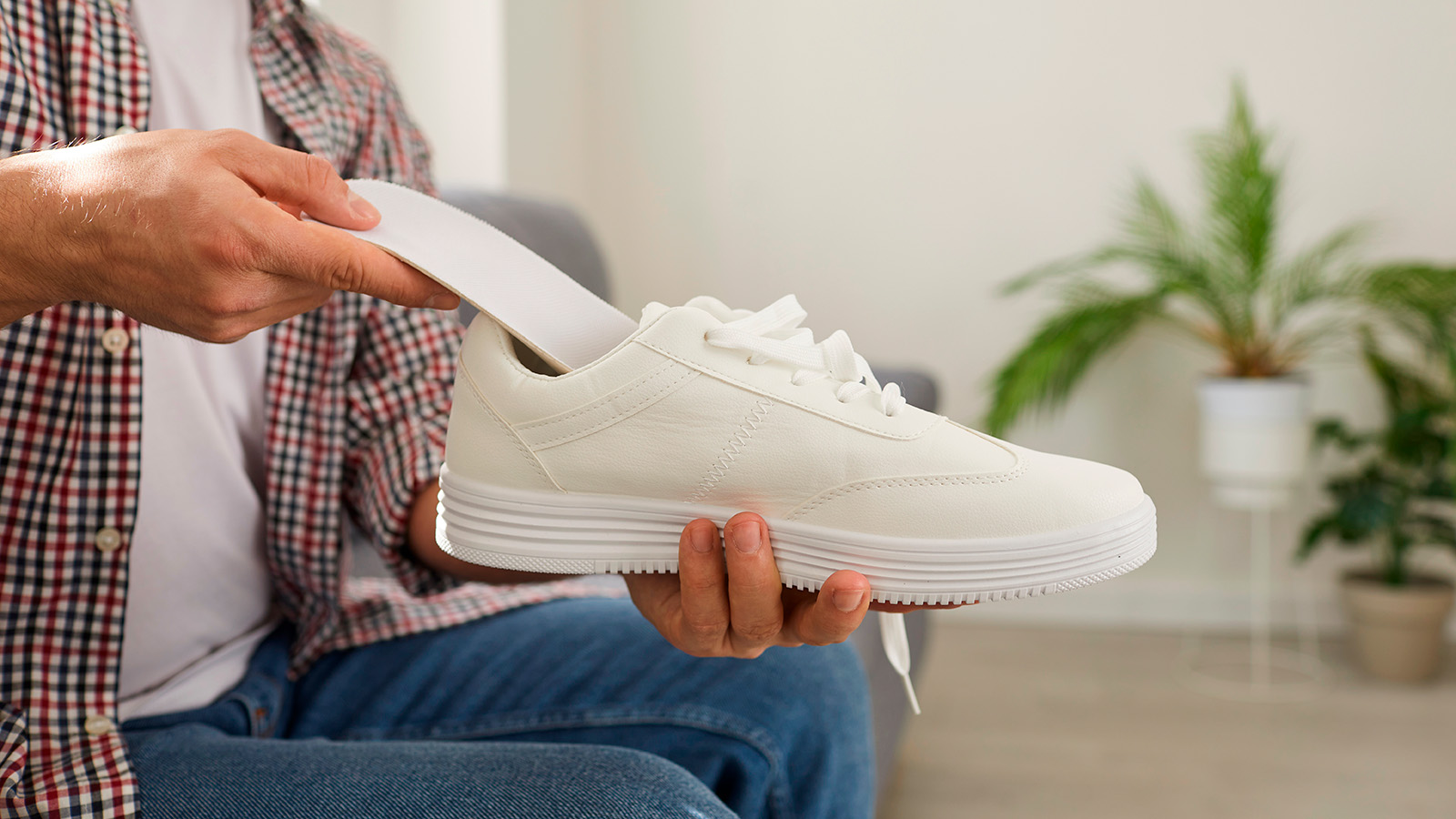 Чем опасна популярная обувь на плоской подошве. Объясняет флеболог