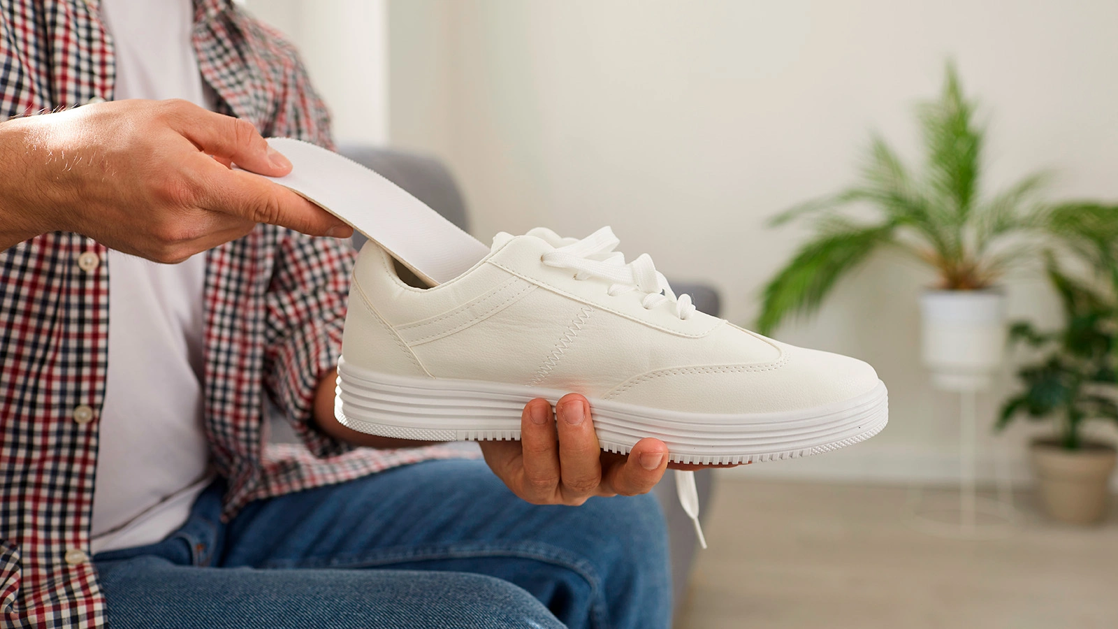 Чем опасна популярная обувь на плоской подошве. Объясняет флеболог