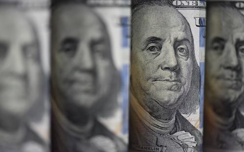 Курс доллара на рынке форекс упал ниже ₽82 впервые более чем за 2 месяца