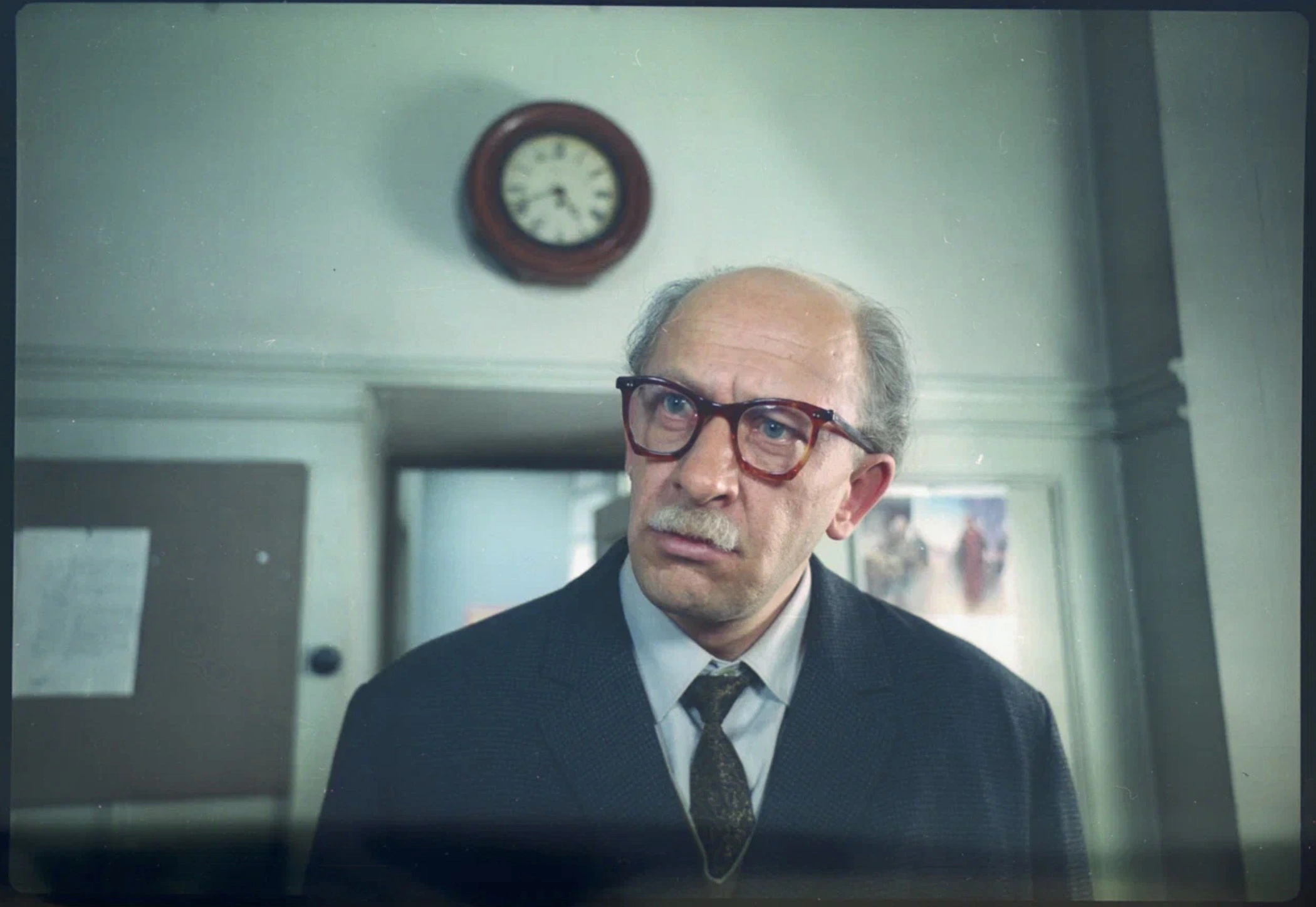 В трагикомедии Эльдара Рязанова «Старики-разбойники» (1971) Евстигнеев составил актерский дуэт с Юрием Никулиным. Его герой, инженер Валентин Воробьев, помогает старому другу, следователю Мячикову, которого начальство намерено отправить на пенсию. Чтобы доказать профессиональную состоятельность товарища, Воробьев предлагает инсценировать преступление, которое Мячиков сможет блестяще раскрыть. Друзья похищают из музея картину Рембрандта, но пропажи никто не замечает. Тогда они решаются на ограбление инкассатора. За комедийными приключениями двух пожилых авантюристов скрывается история людей, которые боятся оказаться ненужными. Евстигнееву на момент съемок было всего 44 года, однако роль пенсионера он сыграл очень естественно