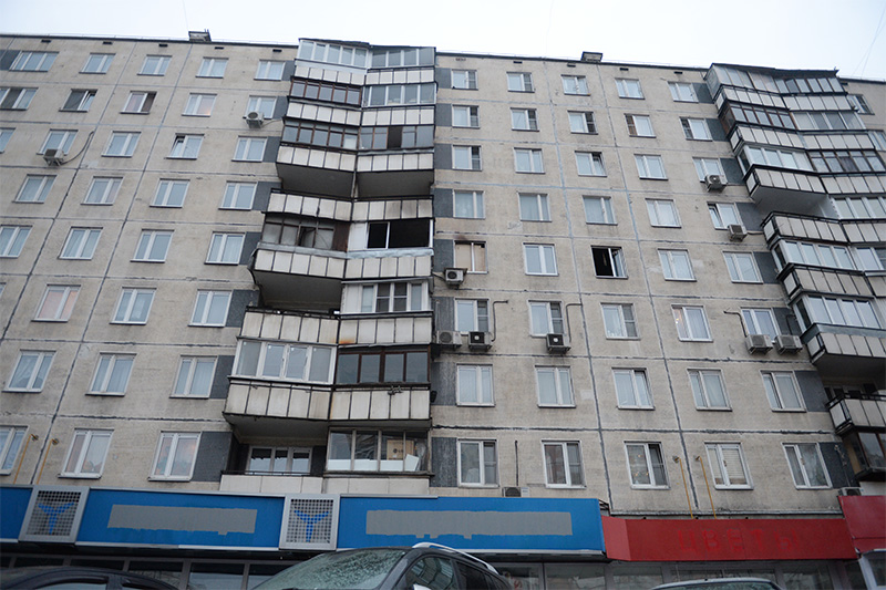 Дом на улице Народного Ополчения в Москве, в котором няня, подозреваемая в убийстве 4-летнего ребенка, совершила поджог квартиры