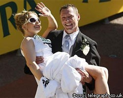 Участники Лондонского марафона поженились прямо на бегу 
