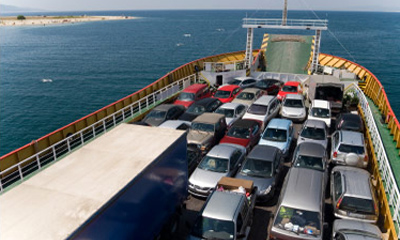Во Владивостоке с грузового корабля смыло 52 автомобиля