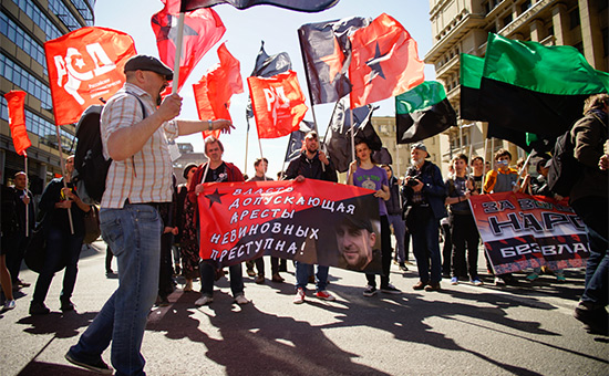 Участники шествия оппозиции по проспекту академика Сахарова в Москве
