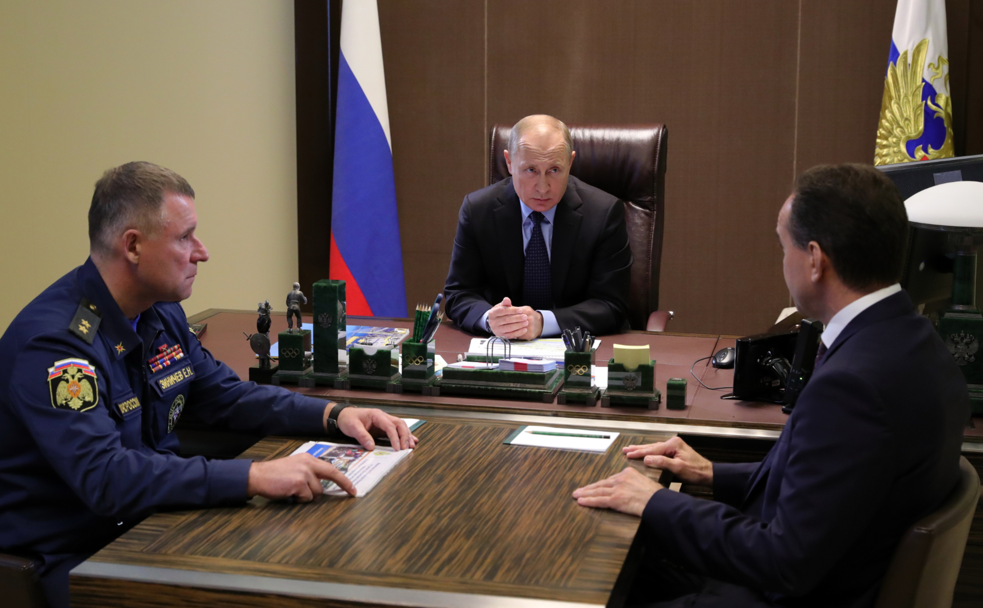 Президент РФ Владимир Путин, глава МЧС Евгений Зиничев (слева) и губернатор Краснодарского края Вениамин Кондратьев (справа) во время встречи 27 октября