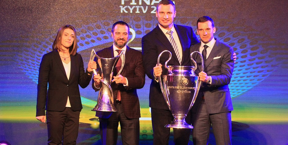 Андрей Павелко (второй слева) перед финалом Лиги чемпионов в Киеве в 2018 году