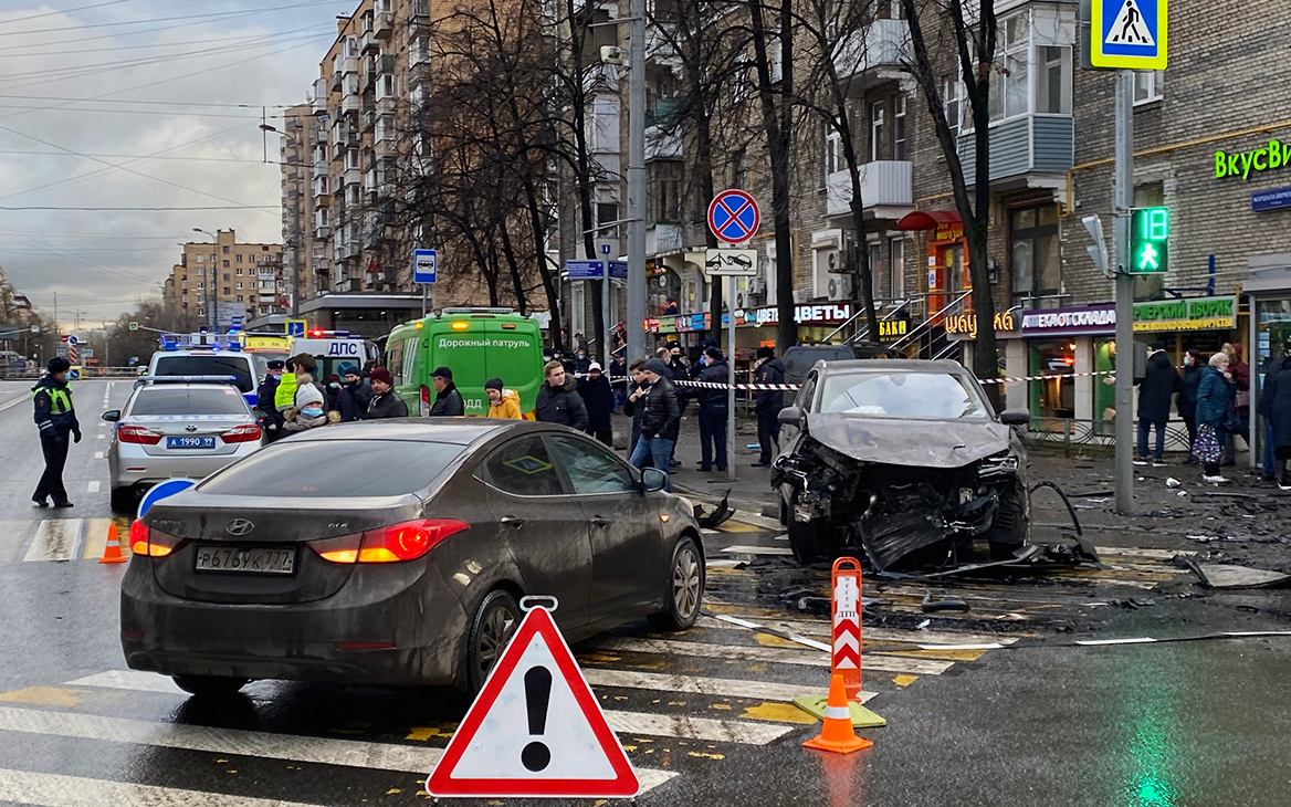 На северо-западе Москвы автомобиль после ДТП сбил людей на тротуаре