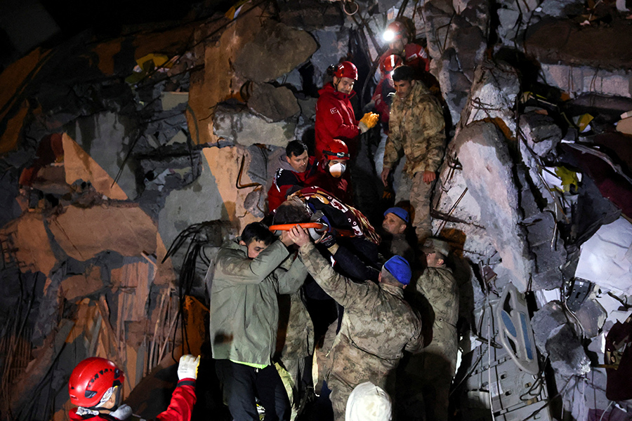 В городе Искендерун в результате землетрясения была разрушена государственная больница (на фото), здание еще одной крупной больницы получило серьезные повреждения. Под завалами оказались пациенты и сотрудники. Пострадавших транспортировали на лечение в другие города