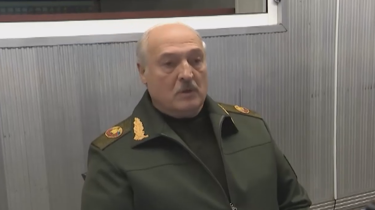 Лукашенко впервые появился на публике после сообщений о болезни. Видео