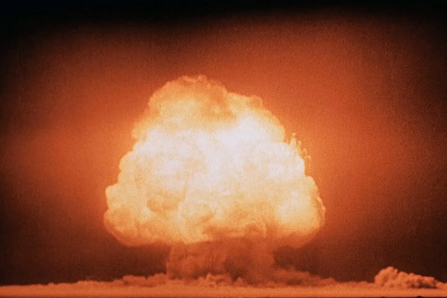 На фото: грибовидное облако через несколько секунд после детонации первой атомной бомбы на полигоне Аламогордо 16 июля 1945 года.

&laquo;Во время взрыва &laquo;штучки&raquo; Фрэнк Оппенгеймер находился рядом с братом. Хотя Фрэнк лежал на земле, свет начальной вспышки проник под веки, отражаясь от земли. Открыв глаза, я увидел огненный шар и почти сразу&nbsp;же&nbsp;&mdash; неземное, зависшее в небе облако. Оно было очень яркое и багровое&raquo;. Фрэнк подумал: &laquo;Что, если его снесет и оно окутает нас?&raquo;&nbsp;&mdash; из книги &laquo;Оппенгеймер. Триумф и трагедия Американского Прометея&raquo; (Кай Берд, Мартин Шервин).