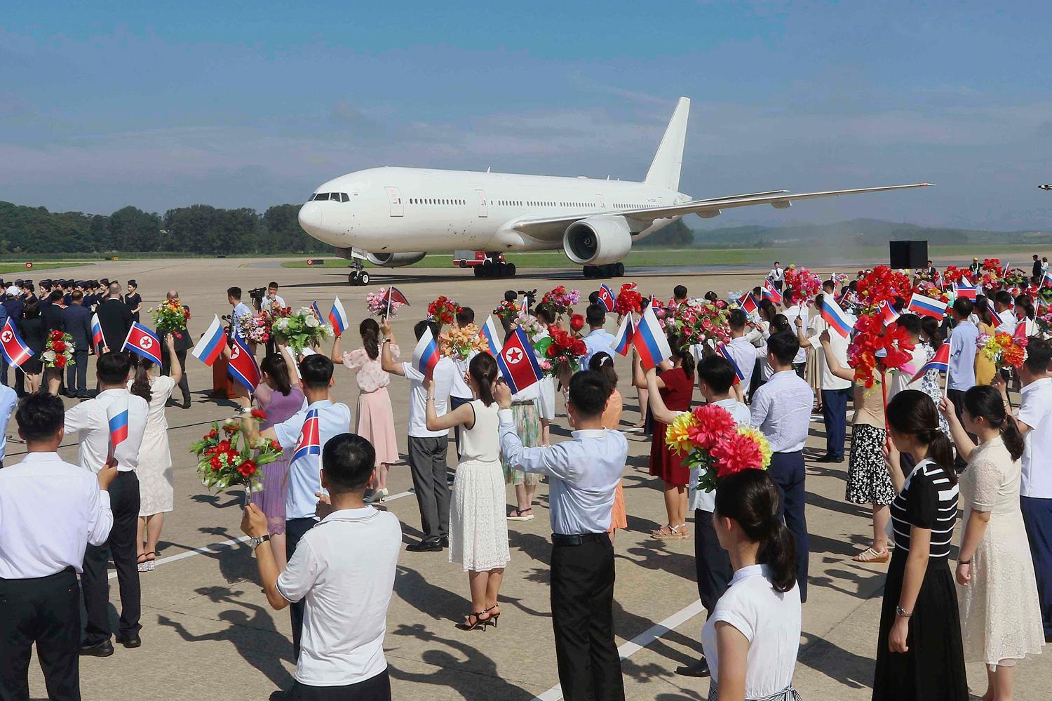 Торжественная встреча первого самолета, прибывшего из Москвы в Пхеньян 28 июля